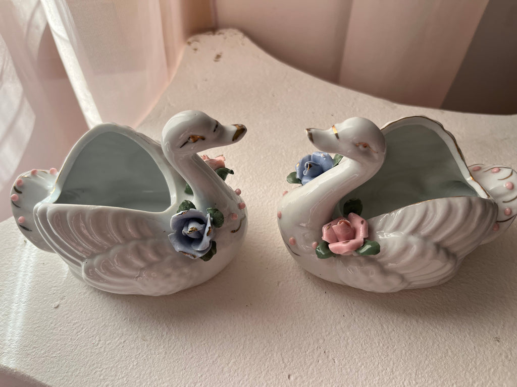 Duo de cygnes en céramique fleurie – style vintage romantique / Collection Way Brocante