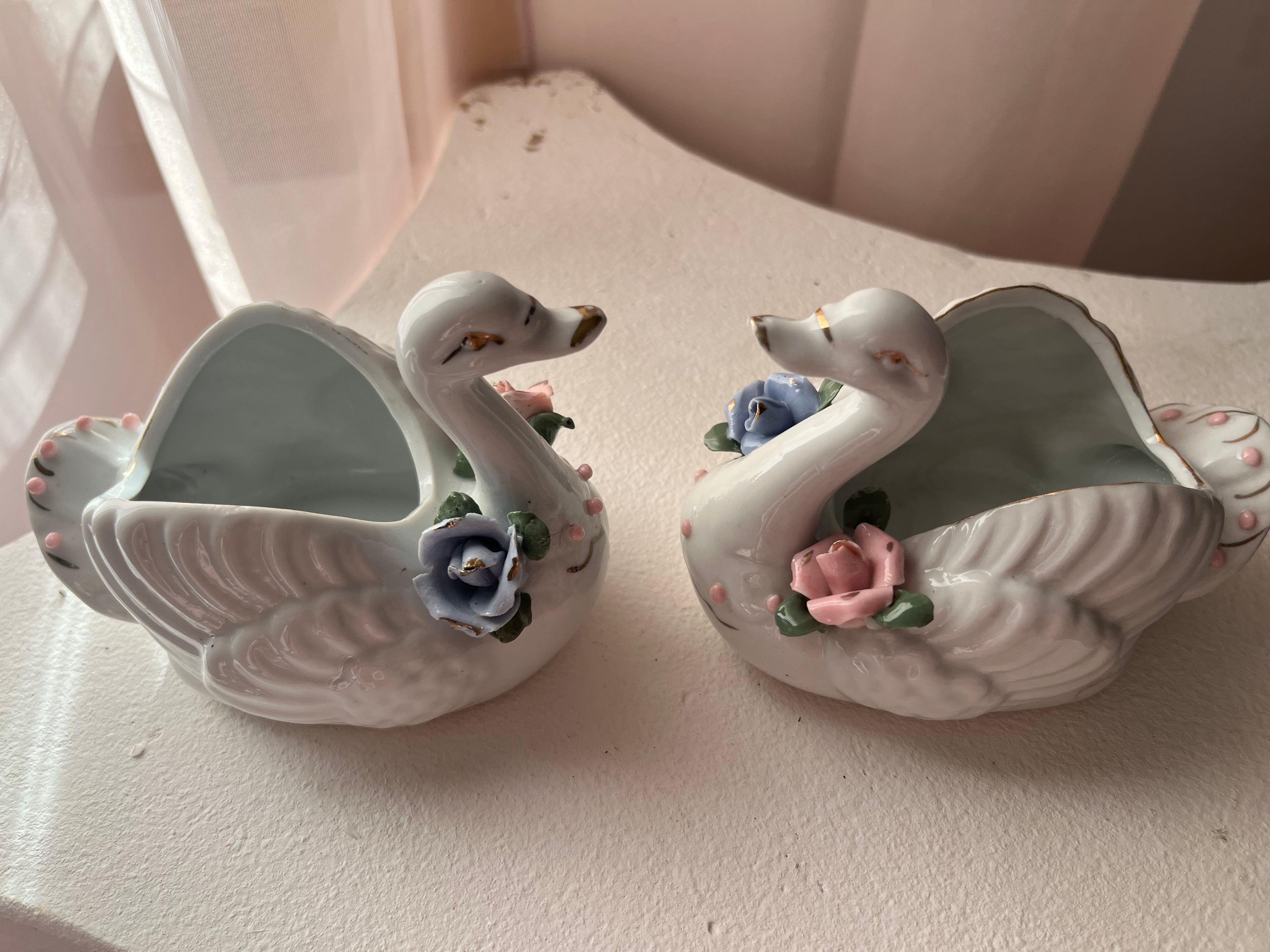 Duo de cygnes en céramique fleurie – style vintage romantique / Collection Way Brocante