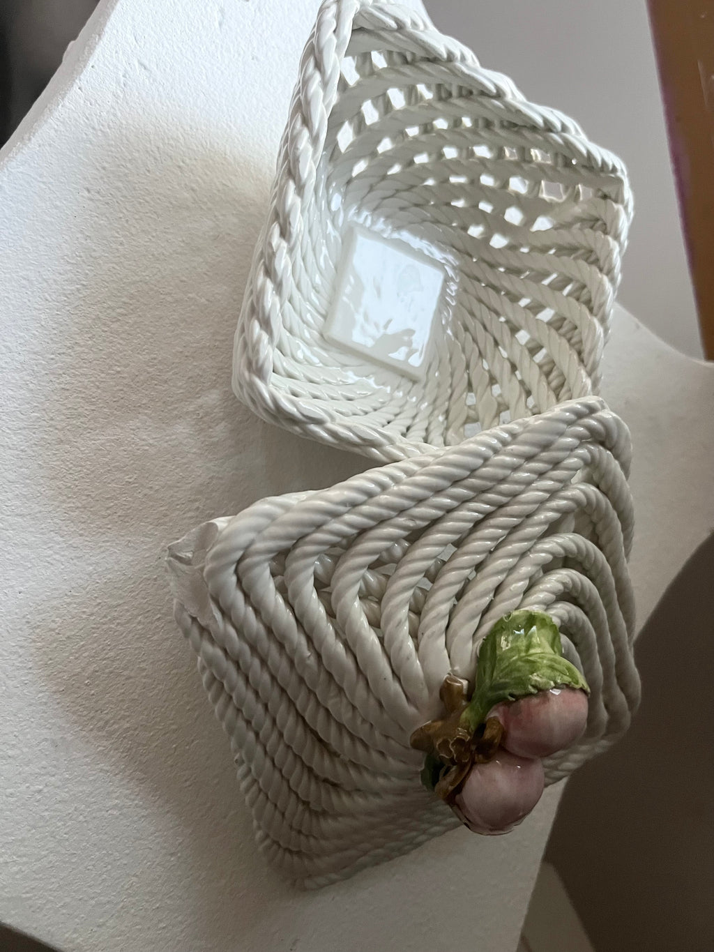 Bonbonnière tressée avec fruits en relief – Style vintage artisanal / Collection Way Brocante