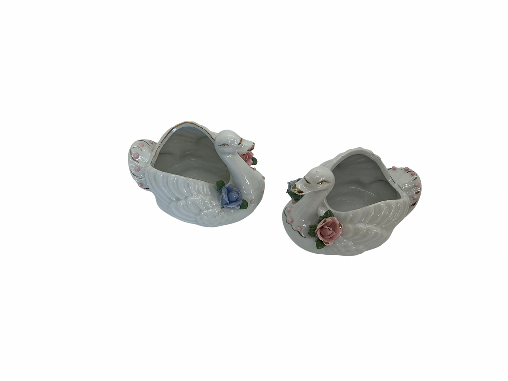 Duo de cygnes en céramique fleurie – style vintage romantique /  Brocante