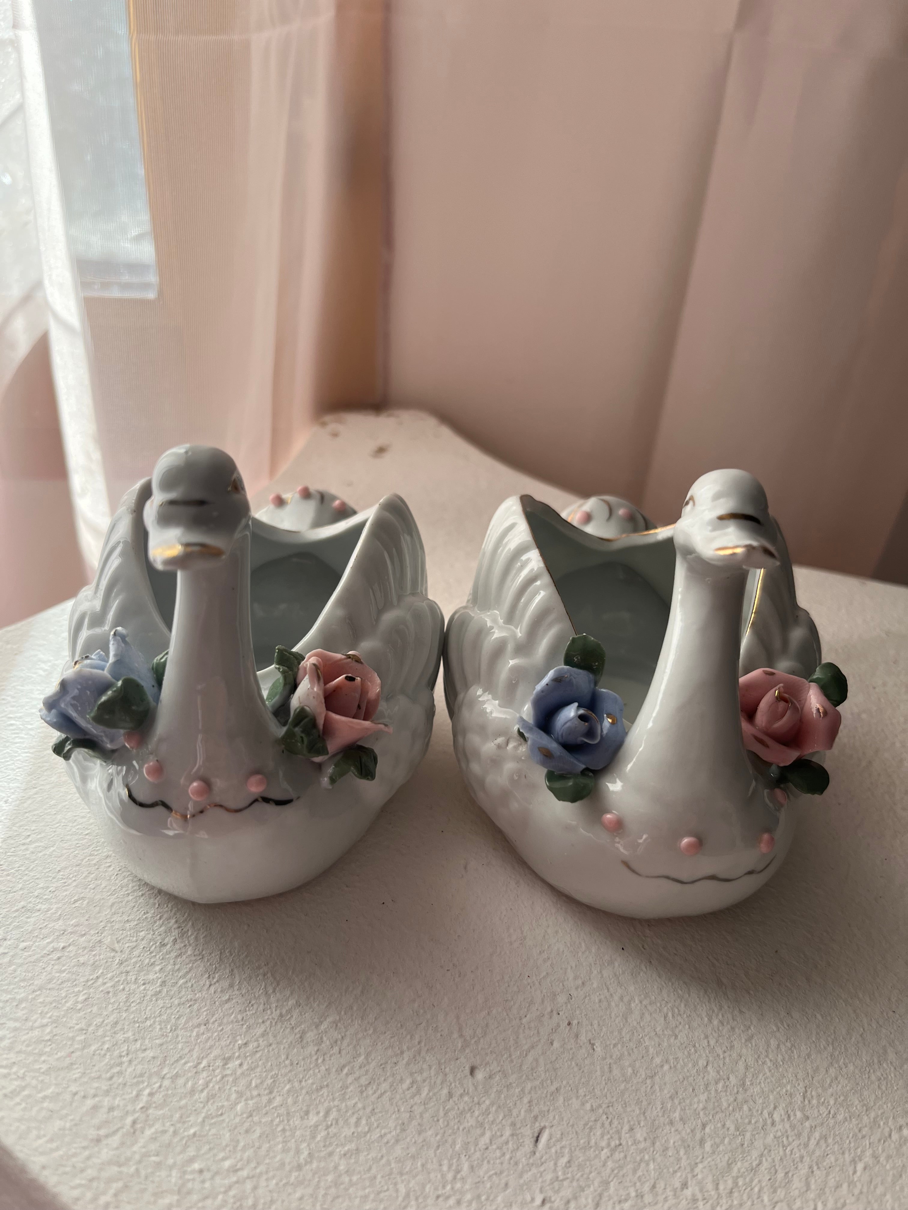 Duo de cygnes en céramique fleurie – style vintage romantique / Collection Way Brocante
