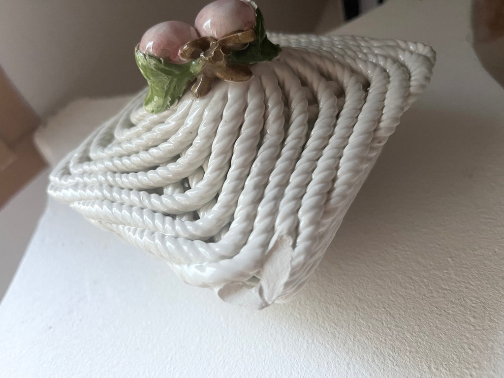 Bonbonnière tressée avec fruits en relief – Style vintage artisanal / Collection Way Brocante